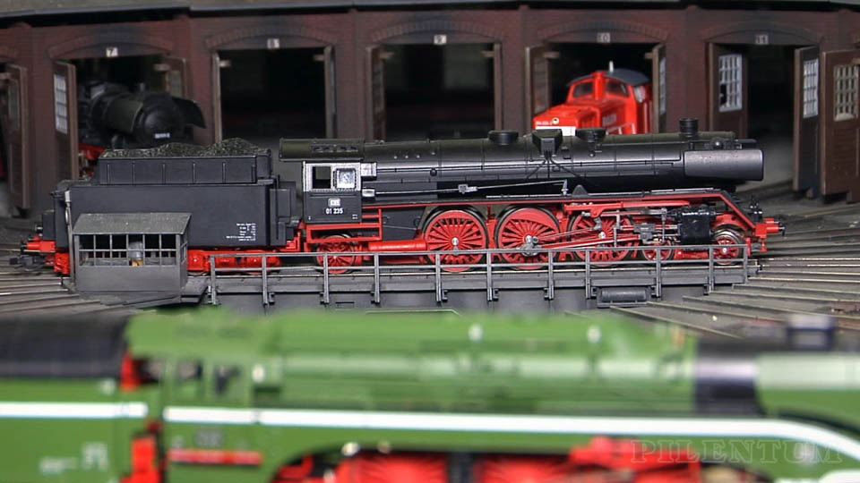 Trains miniatures sur une maquette ferroviaire à l’échelle TT avec des locomotives à vapeur