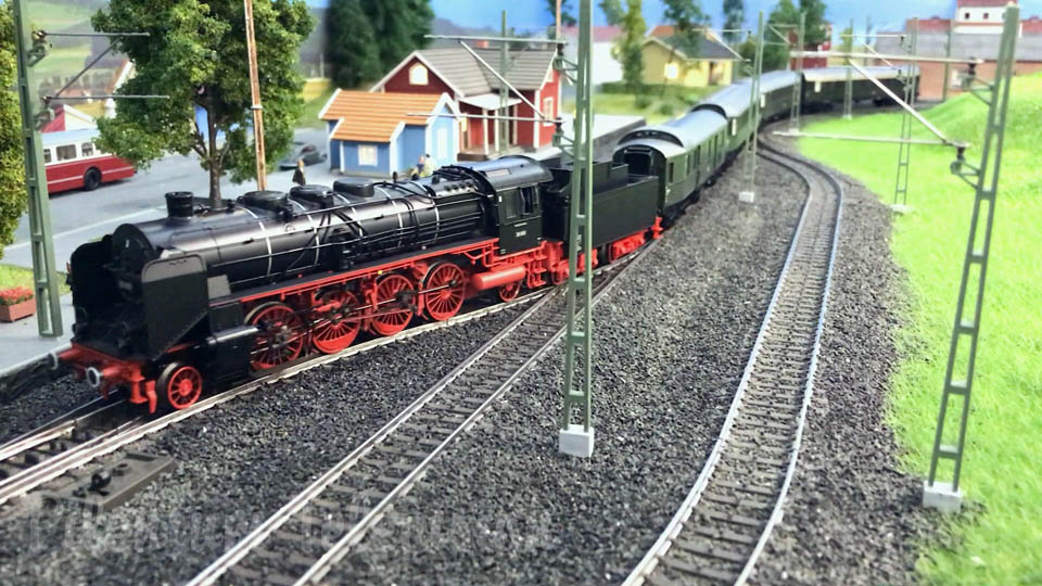 Chemin de fer miniature en Suède avec des locomotives à vapeur et des voitures RC